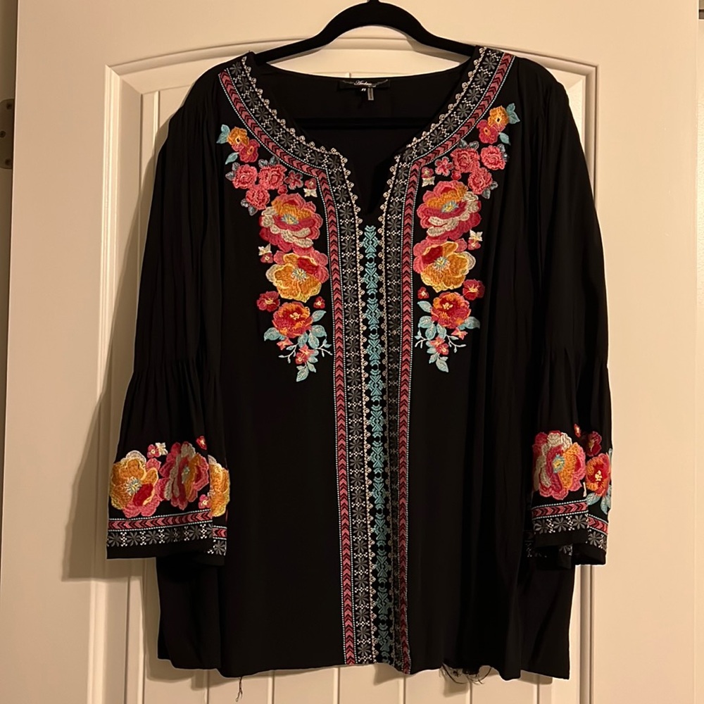 Beautiful black embroidered top 3X